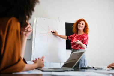 Kurumsal sabah brifingi sırasında çok ırklı çalışanlar proje dinler, şirket ofisinde iş eğitimi alırlar. Fikirleri paylaşmak, çözümleri aramak, seminer konseptine dahil olmak.