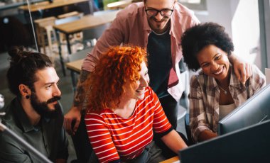 Proje ve programlama üzerine çalışan yazılım mühendisleri. Probleme çözüm bulmak için takım olarak çalışan başlangıç iş grubu