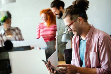 Yazılım, kodlama ve tabletteki kadın veri analizi ve dijital teknoloji düşünüyor. Programcı veya IT kişi programlama ve siber güvenlik araştırması