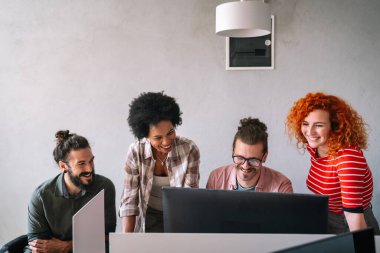 Meta evrende dijital kod yazan ve internette birlikte çalışan programcılardan oluşan bir ekip. Bir grup web tasarımcısı ofiste bir siber güvenlik web sitesi, uygulama veya yazılım geliştiriyor