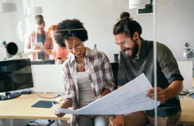 Mimar, inşaat, mimari veya proje işbirliği için plan planlama ile takım toplantısı. Endüstriyel mimari için plan ya da takım çalışması stratejisini tartışan bir grup yüklenici