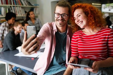 İki mutlu, neşeli iş adamının kendi portresi toplantı sırasında ofiste eğleniyor. Başlangıç meslektaşı mutluluk tasarımcısı konsepti.