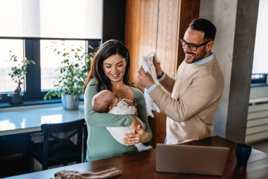 Aile, evlat edinme, bebek, ebeveynlik ve insan konsepti. Mutlu anne, yeni doğmuş bebeği olan baba.