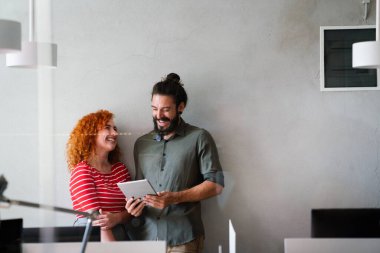 Proje ve programlama üzerine çalışan yazılım mühendisleri. Probleme çözüm bulmak için takım olarak çalışan başlangıç iş grubu