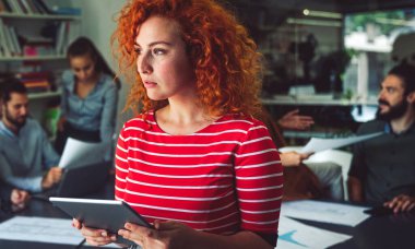 Şehirdeki mutlu iş kadını tablet bilgisayar kullanıyor ve çalışıyor. Dijital tablet kullanan mutlu bir iş kadını. Kablosuz tablet kullanan genç bir iş kadını.