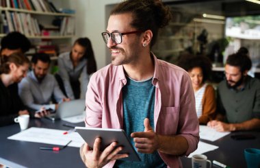 Başarı tabletli genç iş adamı, geleceğin uygulama teknolojisi için araştırma ve programlamada yenilik. Girişimci iş sitesi IT yazılımı için gelecekçi ağ, analiz ve geliştirici