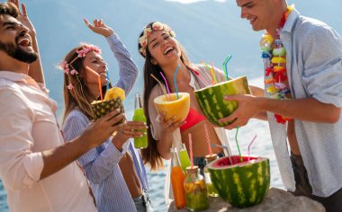 Dinlenen, dans eden uluslararası gençler, tatil köyü havuzunda eğlenen güneşli disko, çeşitli moda bikiniler ve kokteyller..