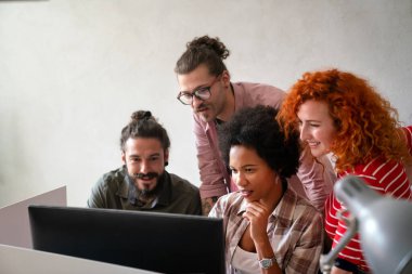 Proje ve programlama üzerine çalışan yazılım mühendisleri. Probleme çözüm bulmak için takım olarak çalışan başlangıç iş grubu