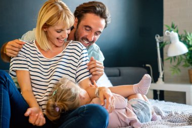 Mutlu genç aile evde birlikte eğleniyor. İnsanlar seviyor, mutluluk kavramı.