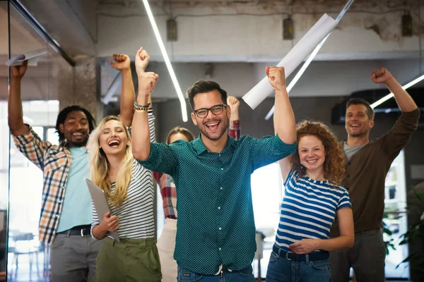 Mutlu Çeşitli Çalışanlar Başarıyı Kutluyor Başarısı Gülümseyen Takım Lideriyle Kucaklaşıyor — Stok fotoğraf