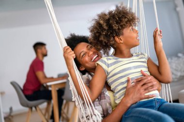 Birliktelik aile kavramı. Mutlu Afro-Amerikan anne ve kızı evde birlikte eğleniyor.