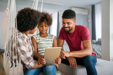 Aile tableti ve evde mutluluk, gelişme ve internet bağlantısı ile öğrenen çocuklar. Erkek, kadın ve kız birlikte kanepede eğitim, oyun ve internet uygulaması teknolojisiyle