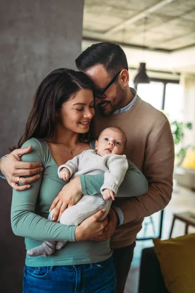 Mírumilovný Mladý Manželský Pár Který Užívá Rodina Rodiče Drží Novorozeně — Stock fotografie