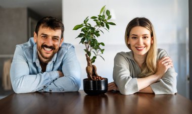 Bitki bakımı. Doğa koruma kavramı. Çiçekli, çevreci, gülen bir çift..