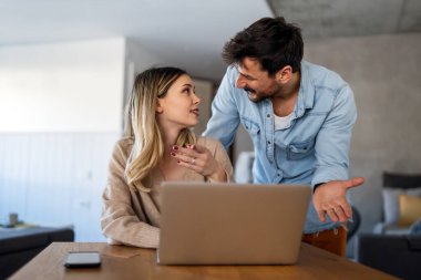 Başarı portresi. Genç iş adamları ev ofisinde birlikte çalışıyor. Çift çalışması başlangıç konsepti