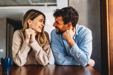 Evde güzel vakit geçiriyorum. Birbirlerine bağlanan ve gülümseyen genç ve güzel bir çift. İnsanların mutlu çifti.