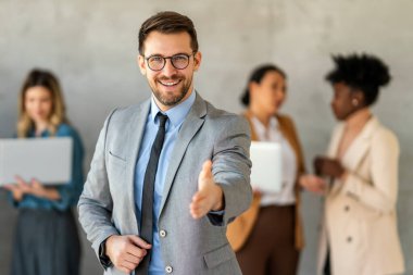 Çeşitli etnik çeşitlilikteki girişimci ve iş adamlarından oluşan başarılı bir grup, kurumsal ofiste hedeflerine ulaşıyor.