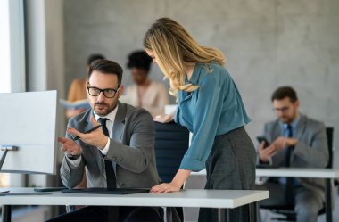 Çok ırklı iş adamlarının proje ekibi toplantı odasında birlikte çalışıyor. Çeşitli etnik çeşitlilikteki iş adamları ve yazılım geliştiricileri ofiste takım olarak çalışıyorlar.