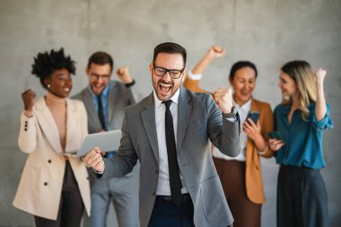 Çok ırklı girişimciler ve çeşitli iş adamlarından oluşan başarılı bir grup, kurumsal ofiste hedeflerine ulaşıyor.