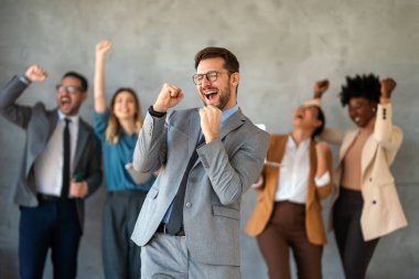 Çok ırklı girişimciler ve çeşitli iş adamlarından oluşan başarılı bir grup, kurumsal ofiste hedeflerine ulaşıyor.