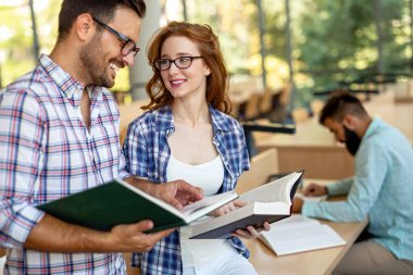 Bir kolej kütüphanesinde birlikte çalışıp çalışan bir grup başarılı öğrenci. Eğitim insanları öğrenme kavramı.