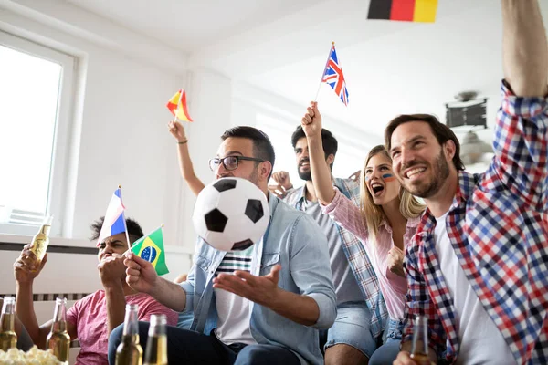 Grupp Multietniska Människor Som Firar Fotbollsmatch Och Har Roligt — Stockfoto