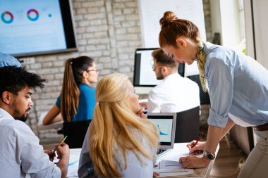 Çok ırklı yaratıcı yöneticiler, iş adamları, tasarımcılar ofiste yeni bir başlangıç projesi üzerinde çalışıyorlar. Beyin fırtınası ekibi..
