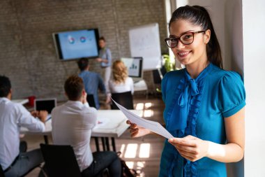 Yeni şirketin kendine güveni ve başarısını sunan gülümseyen kadın lider girişimciliğin başlangıcı.