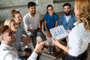 Çok uluslu iş adamlarından oluşan bir grup kendilerini iş eğitiminde geliştiriyor, ofiste buluşuyorlar. İş başarısı eğitimi çeşitli insanlarla tanışma konsepti.