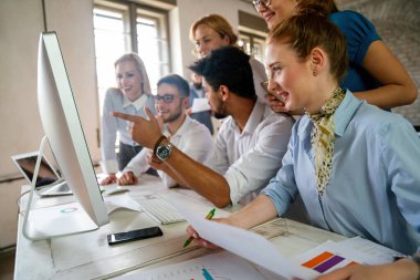 Girişimciler mimarlar iş adamları konferansı modern toplantı odasında