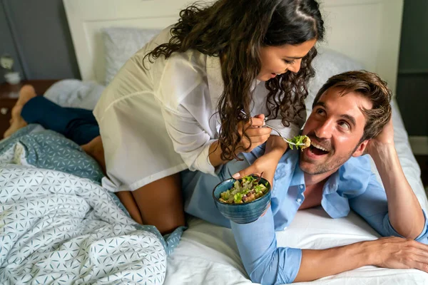 情侣们在床上吃早餐 周末食物概念 — 图库照片