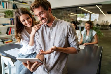 Bir grup başarılı, çoklu etnik çeşitliliğe sahip iş adamı toplantıda takım olarak çalışıyor. Finans mimarı tasarım konsepti