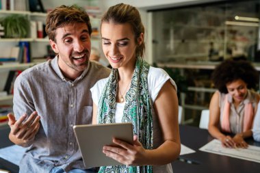 IT şirketinde işbirliği yapan programcılar uygulama geliştiriyor. Halkın iş yeri ofis çeşitliliği kavramı