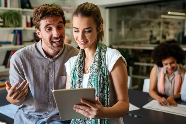 IT şirketinde işbirliği yapan programcılar uygulama geliştiriyor. Halkın iş yeri ofis çeşitliliği kavramı