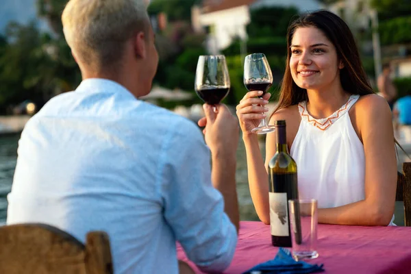 Verliefd Stel Dat Champagne Drinkt Tijdens Een Romantisch Diner Bij — Stockfoto