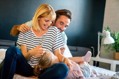 Mutlu genç aile evde eğleniyor. İnsanlar çocuk yuvası kavramını sever.