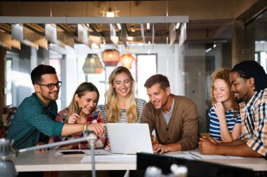 Ofisteki beyin fırtınası sırasında çok kültürlü insanların ortak çalışma süreci. Proje geliştirme konusunda işbirliği yapan çeşitli gençler.