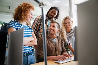 Bir yazılım geliştirme şirketinde birlikte çalışan programcılar.