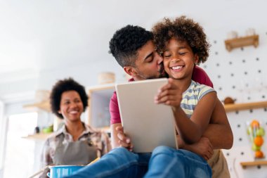 Aile tableti ve evde mutluluk, gelişme ve internet bağlantısı ile öğrenen çocuklar. Erkek, kadın ve kız birlikte kanepede eğitim, oyun ve internet uygulaması teknolojisiyle