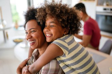 Afro-Amerikan anne şefkatli genç kızı kucaklayan mutlu siyah anne sarılan genç kız sarılan aşk, anne ve çocuk sıcak ilişkisi, annelik kavramı