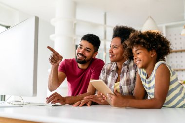 Teknolojik cihazlara takıntılı mutlu Afro-Amerikan ailesi dijital tablet, bilgisayar, akıllı telefonlar kullanıyor. İnternet sitesi, iş, eğitim ve internet üzerinden okuma, film veya bir mim için teknoloji