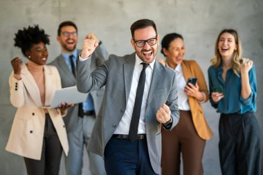 Çok ırklı girişimciler ve çeşitli iş adamlarından oluşan başarılı bir grup, kurumsal ofiste hedeflerine ulaşıyor.