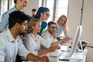 Bir grup iş adamı ve yazılım geliştirici ofiste takım olarak çalışıyorlar. Teknoloji başlangıç konsepti