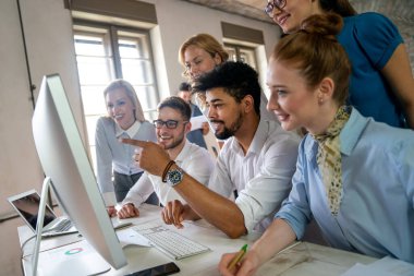 Bir grup iş adamı ve yazılım geliştirici ofiste takım olarak çalışıyorlar. Teknoloji başlangıç konsepti