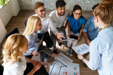 Girişimci iş adamları, sorunlara çözüm bulmak için takım olarak çalışıyorlar. İş yeri meslektaşı çeşitli kavramlar