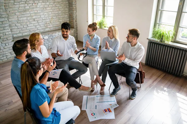 Çeşitli çalışanlar, beyin fırtınası sırasında ofiste toplanarak yeni projeleri için yeni fikirleri tartıştılar. Çok ırklı iş arkadaşları toplantı odasında toplanıp toplantıda fikir alışverişinde bulundular..