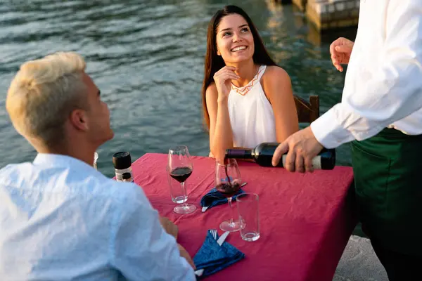 在暑假的日落时分 情侣们将在热带海滩上举行一场私人晚宴 — 图库照片