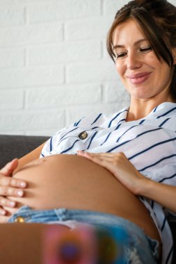 Güzel, hamile kadın. Hamile göbeği. Bebek bekleyen güzel hamile bir kadın. Annelik kavramı.