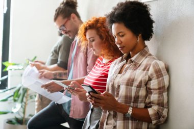 Bir grup genç iş adamı modern ofiste birlikte çalışıyor. İş arkadaşı ofisinde yaratıcı başarılı hipster takımı. Bağımsızlar.