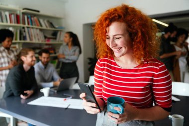 Gülümseyen çeşitli meslektaşlar toplantı odasında toplanmış mali istatistikleri tartışıyorlar. Mutlu çok ırklı iş arkadaşları ofis toplantılarında işbirliği yaparken eğleniyorlar. Takım çalışması konsepti.